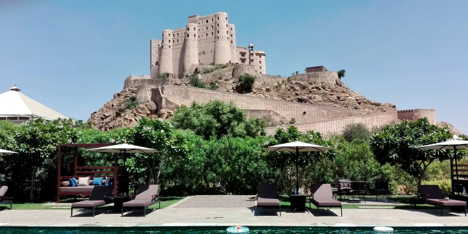 L'Alila Fort Bishangarh sulla collina di granito, visto dalla piscina tra i frangipani