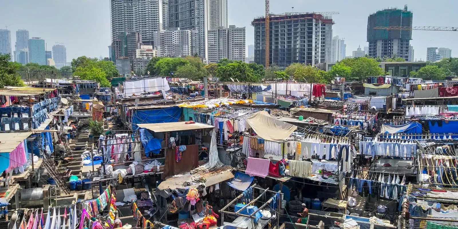 Il Dhobi Ghat di Mumbai visto dall’alto: vasche di lavaggio, panni stesi e grattacieli sullo sfondo