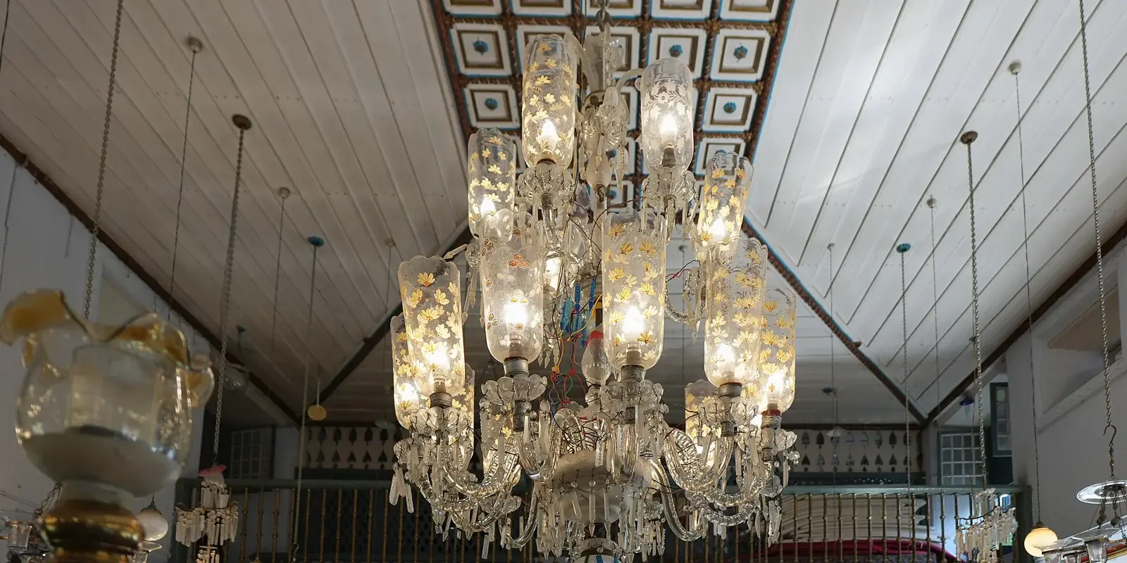 Interno della sinagoga Paradesi di Mattancherry con lampadari di cristallo e lampade di vetro appese al soffitto