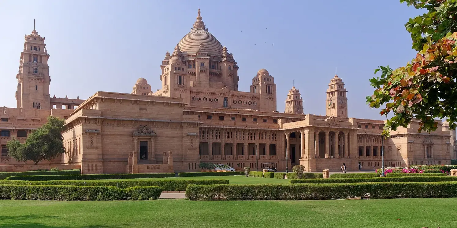 L'Umaid Bhawan Palace di Jodhpur in arenaria dorata, con la grande cupola centrale e i giardini all'inglese davanti