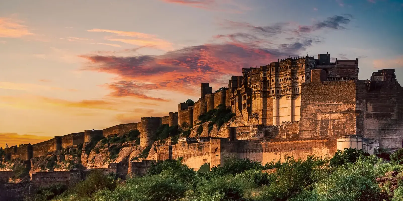 Il forte di Mehrangarh sulla sua rupe a Jodhpur, con il cielo infuocato del tramonto