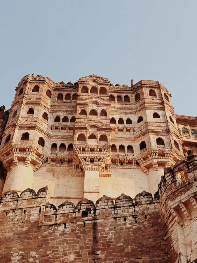 Le facciate traforate del palazzo di Mehrangarh che si alzano sopra i bastioni del forte