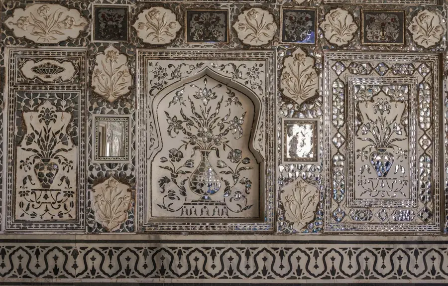 Dettaglio di una parete a mosaico di specchi con motivi floreali in un palazzo di Jaipur