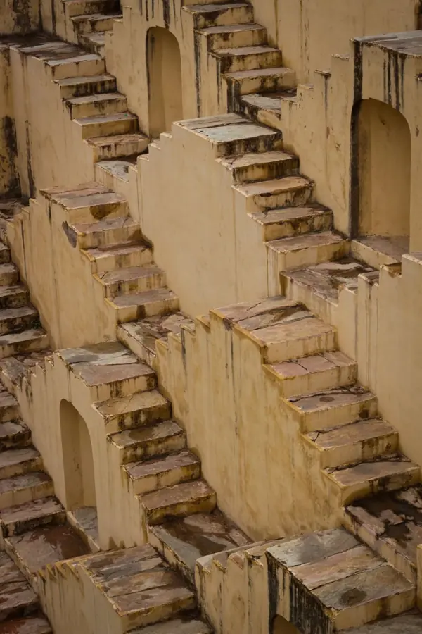 Le scalinate incrociate di un pozzo a gradini del Rajasthan, il Panna Meena ka Kund vicino a Jaipur