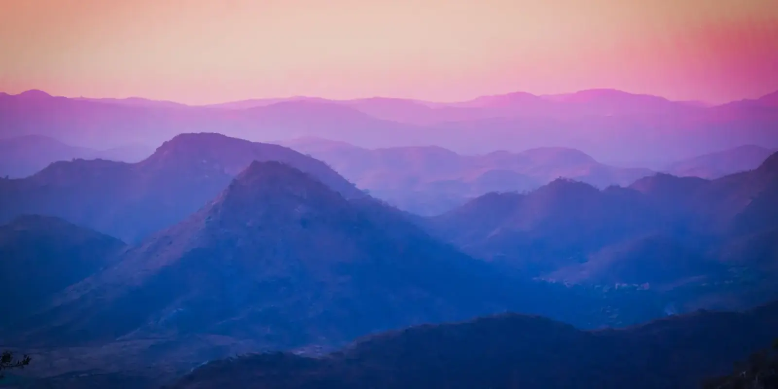 Le creste degli Aravalli che sfumano una dietro l’altra nella luce dell’alba, in Rajasthan
