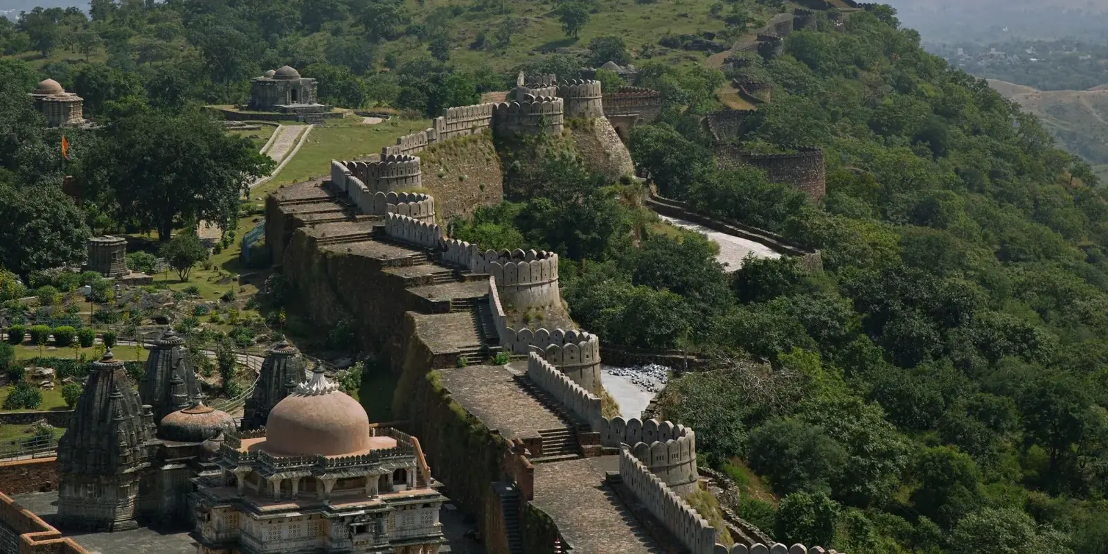 Le colline verdi degli Aravalli con le mura del forte di Kumbhalgarh dopo il monsone